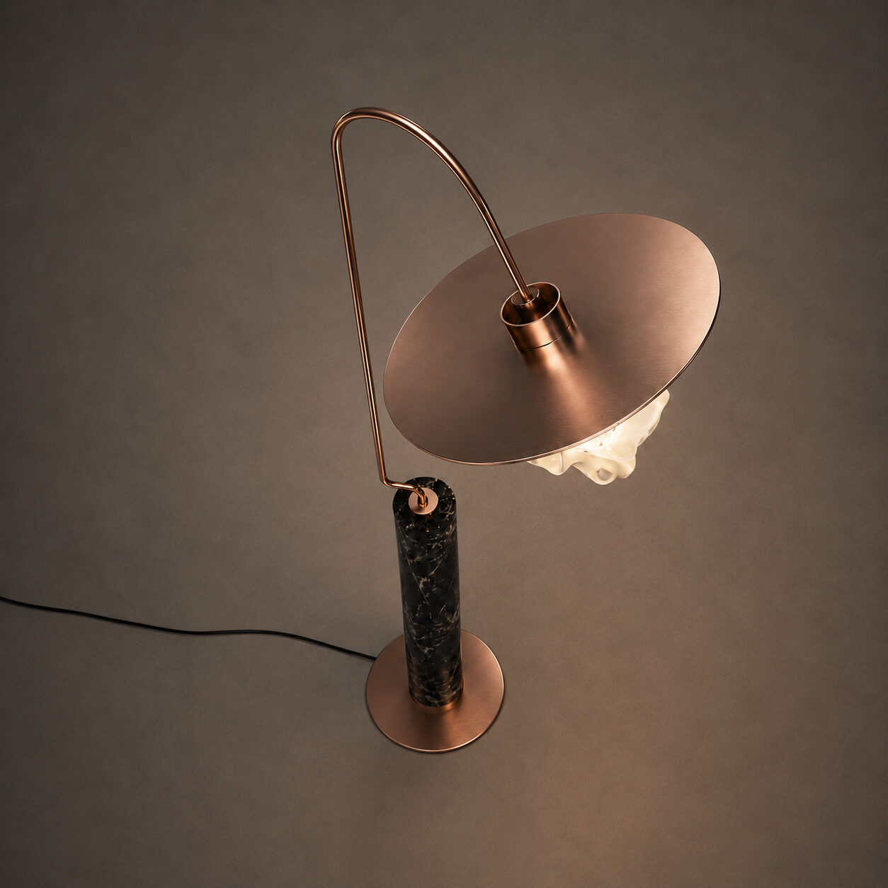 Asterion: The base: black marble, rose-gold plate.